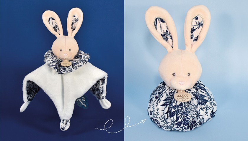 doudou lapin marron se transformant en boule au motif végétal bleu marine