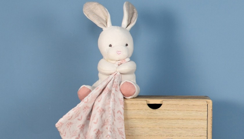 doudou lapin mouchoir rose et beige assis en coton bio
