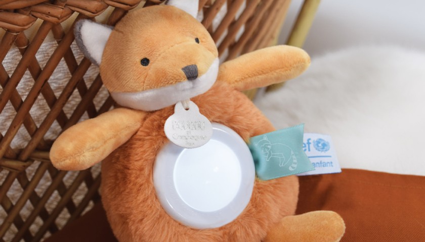 veilleuse en peluche renard roux, la lumiere change de couleurs