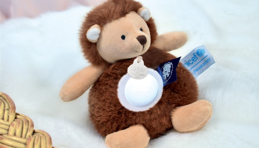 veilleuse en peluche hérisson marron, la lumière change de couleur