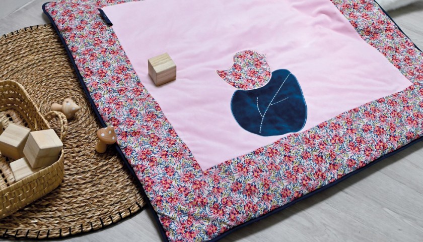 tapis carré motif imprimé rose et bleu marine