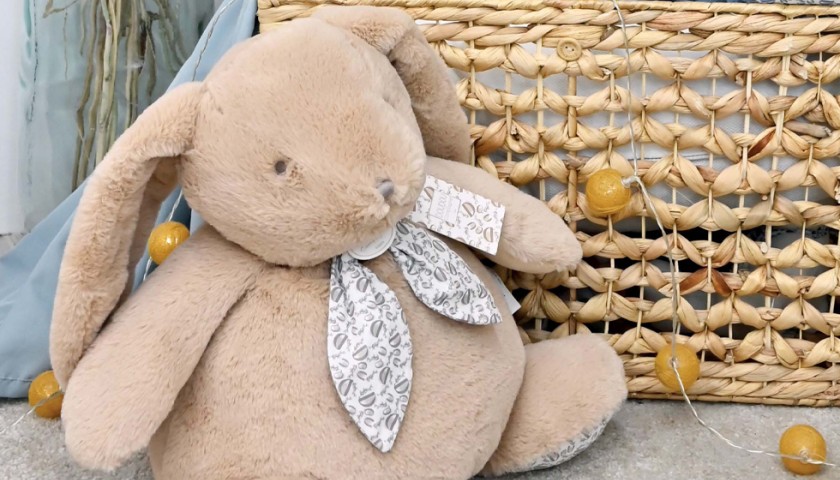 Grande peluche lapin beige avec foulard imprimé