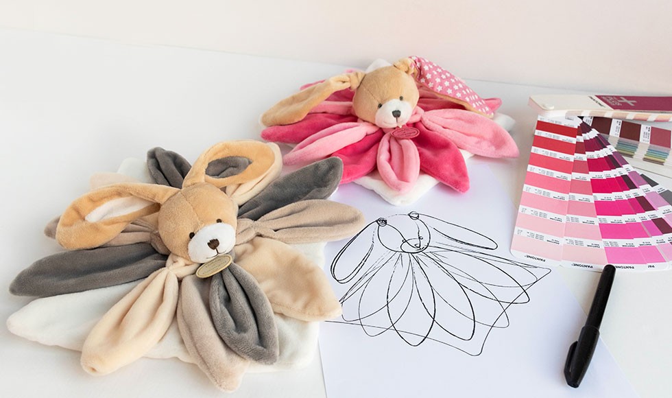 doudou lapin marron avec pétales gris taupe marron