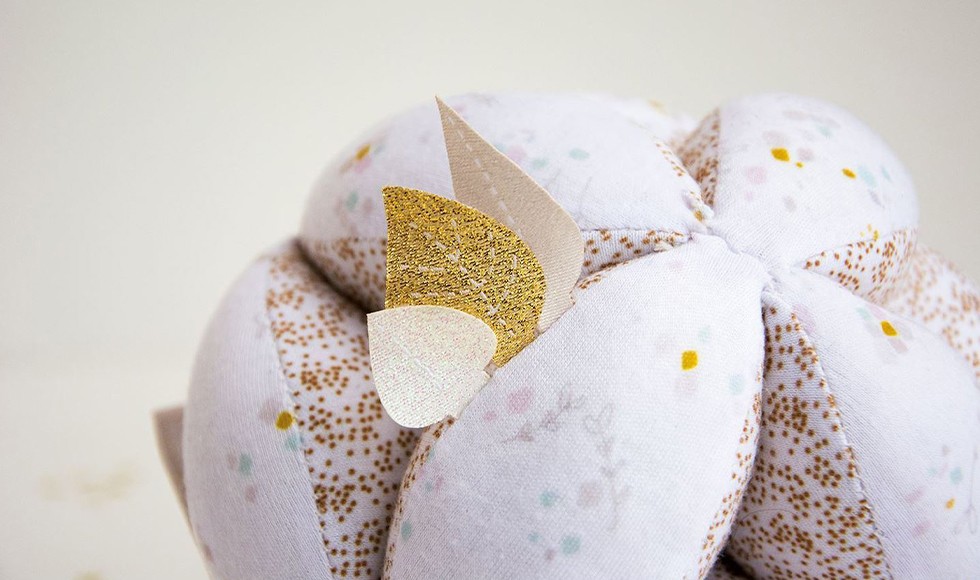 balle d'éveil avec coussinets blanche