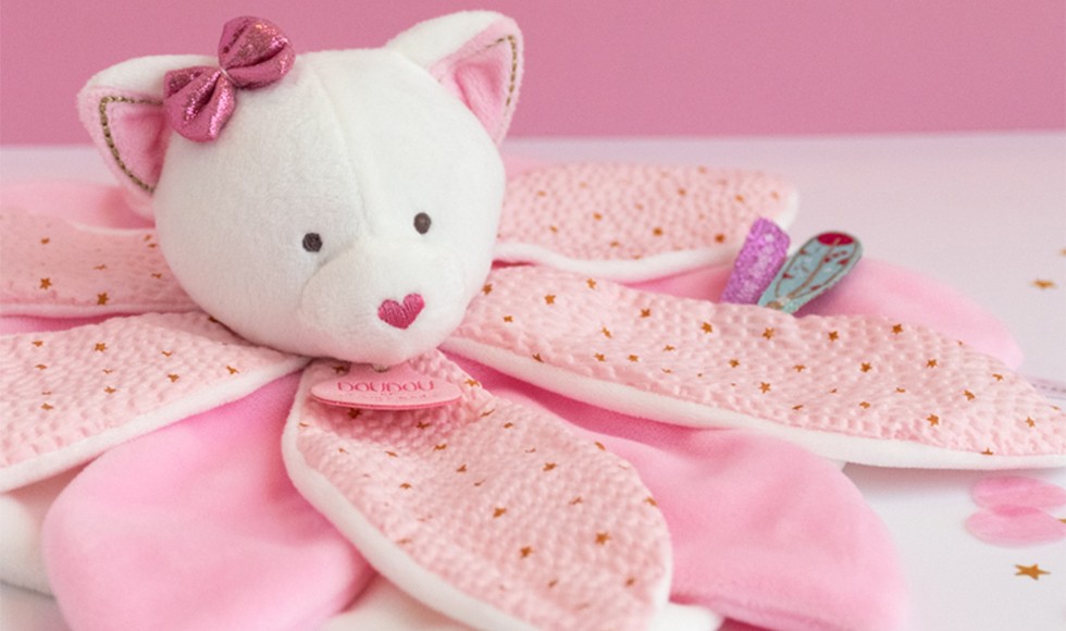 doudou chat plat avec pétales roses et tête écrue