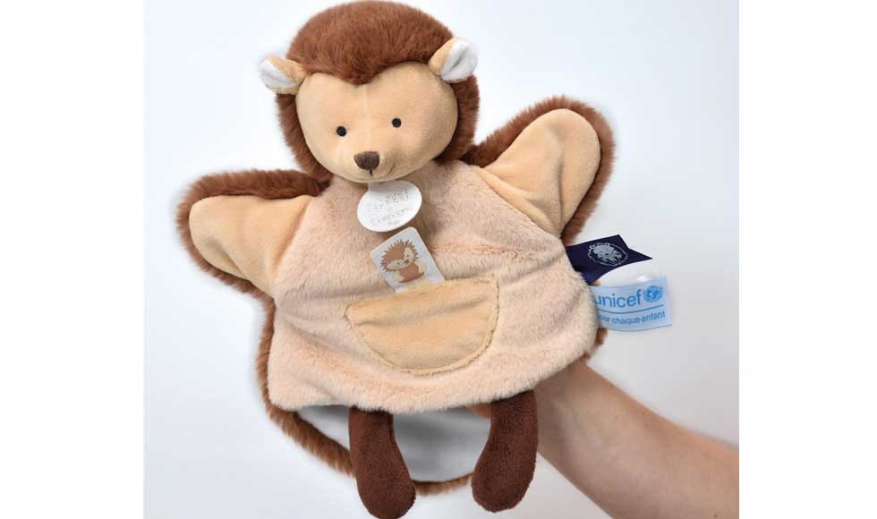 doudou marionnette hérisson en peluche marron avec étiquette imprimée