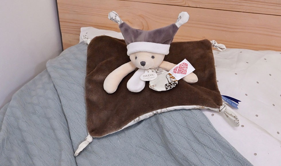Doudou plat Ours marron 3 histoires - QR à flasher pour découvrir les histoires