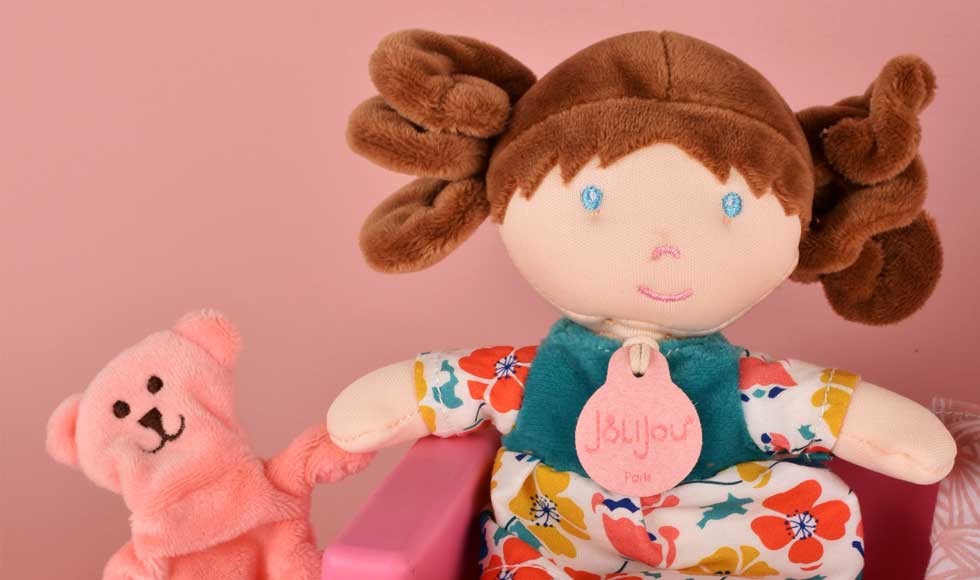 Poupee de chiffon brune robe fleurie avec doudou ours à la patte