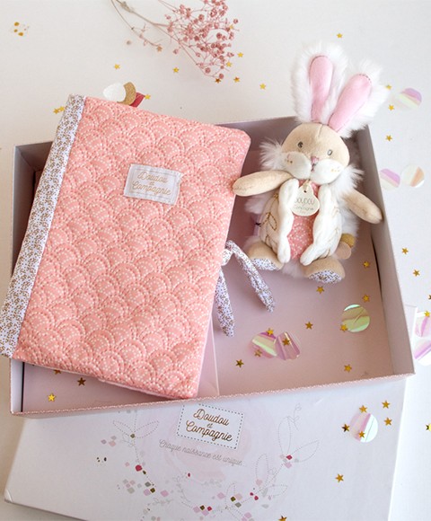 coffret cadeau protège carnet de santé + doudou lapin de sucre rose