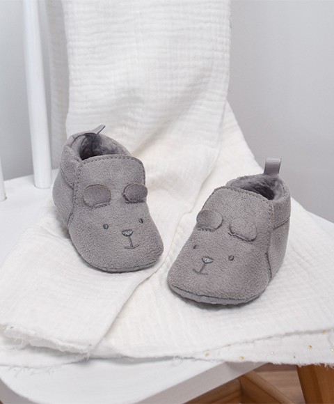 chaussons naissance gris avec tete animal brodé et oreilles loosing