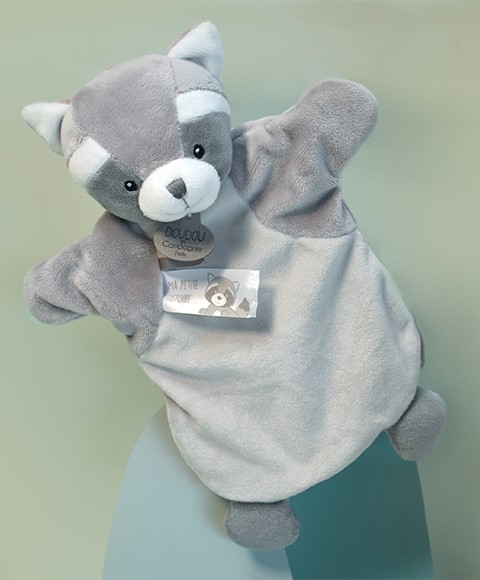 doudou marionnette raton laveur en peluche gris et balnc avec étiquette imprimée