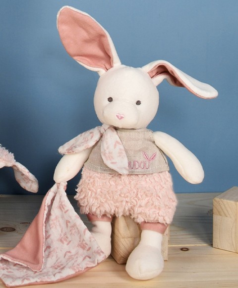 peluche lapin en coton bio avec mouchoir rose à la patte