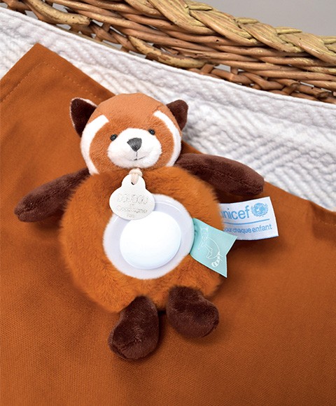veilleuse en ^peluche panda roux, la lumiere change de couleurs