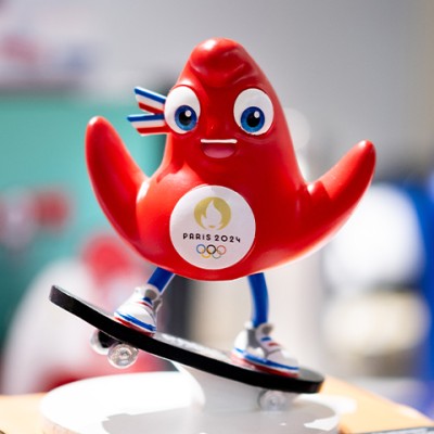 Figurine Mascotte JO Paris 2024- Skateboard