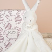 DC4359- Lapin avec doudou - 10cm - Blanc.jpg