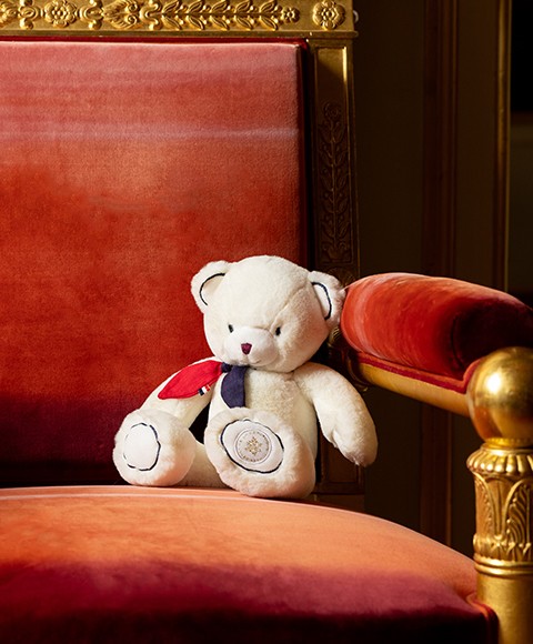 Ours-Élysée-peluche ours-FR8019-fond-elysée.jpg