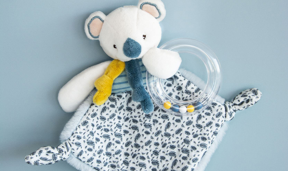 doudou koala blanc avec imprimé feuilles bleu canard et anneau d'éveil à billes
