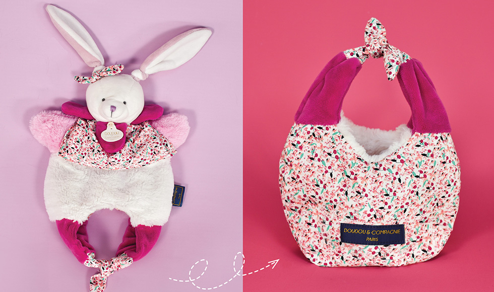 doudou marionnette lapin écru qui se transforme en sac au motif végétal rose