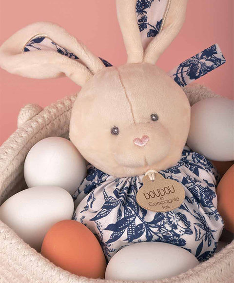 doudou lapin marron se transformant en boule au motif végétal bleu marine