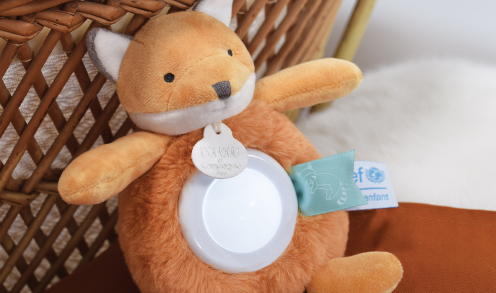 veilleuse en peluche renard roux, la lumiere change de couleurs