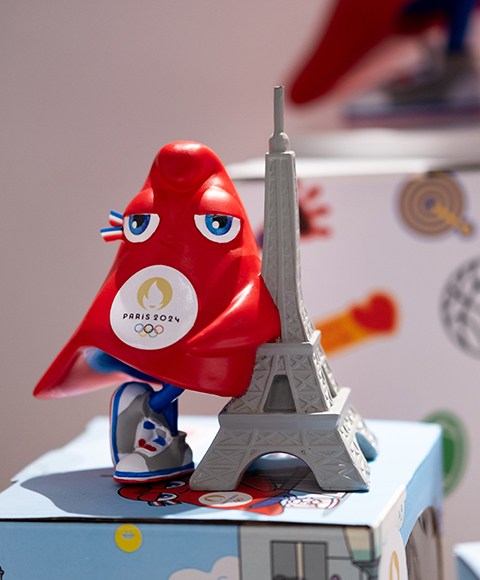 Figurine Mascotte officielle France tour Eiffel Jeux de Paris 2024 Doudou et compagnie JO2512