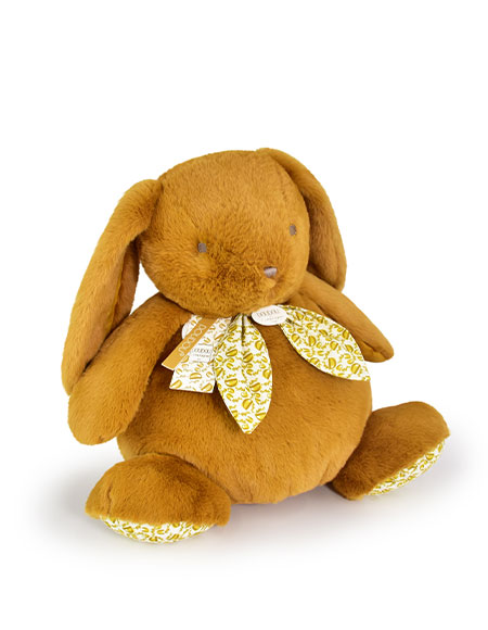 lapin geant assis avec foulard imprimé